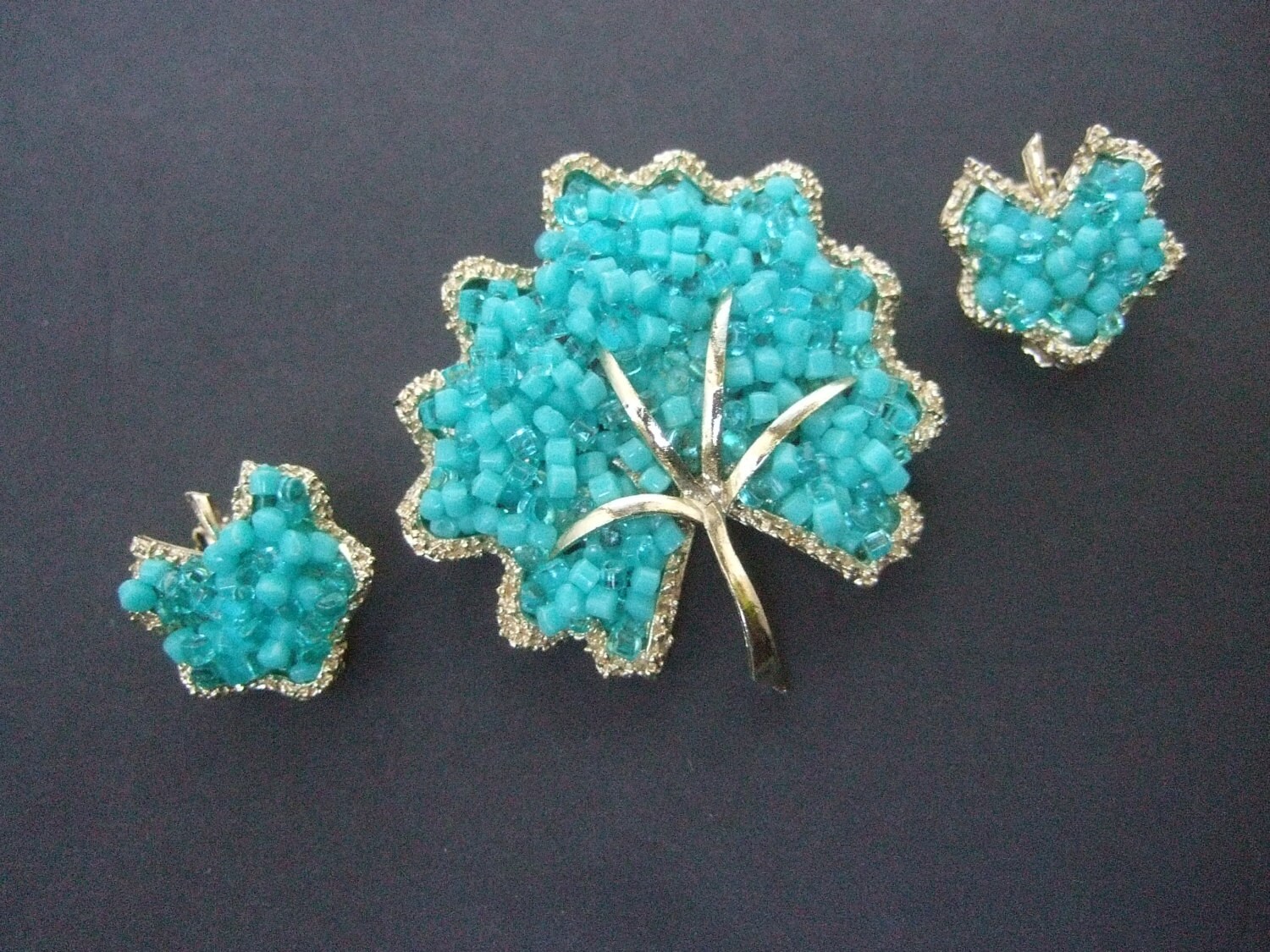 stilvolle Aqua Blau Perlen Brosche & Ohrringe Set C 1970 stilvolle Aqua Blau Perlen Brosche & Ohrringe Set C 1970 von worldmarketproductio