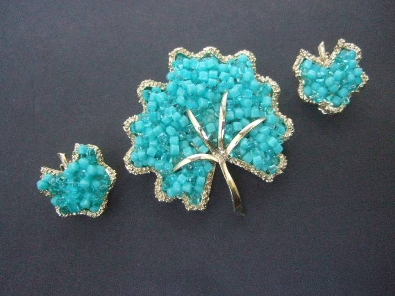 stilvolle Aqua Blau Perlen Brosche & Ohrringe Set C 1970 stilvolle Aqua Blau Perlen Brosche & Ohrringe Set C 1970 von worldmarketproductio
