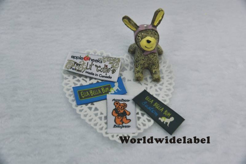 1000 Custom Damast Woven Artwork Clothing Labels Kostenlose Schriftstile, Farben Verblassen Nie - Professioneller, Kostenloser Design-Service Und von worldwidelabel