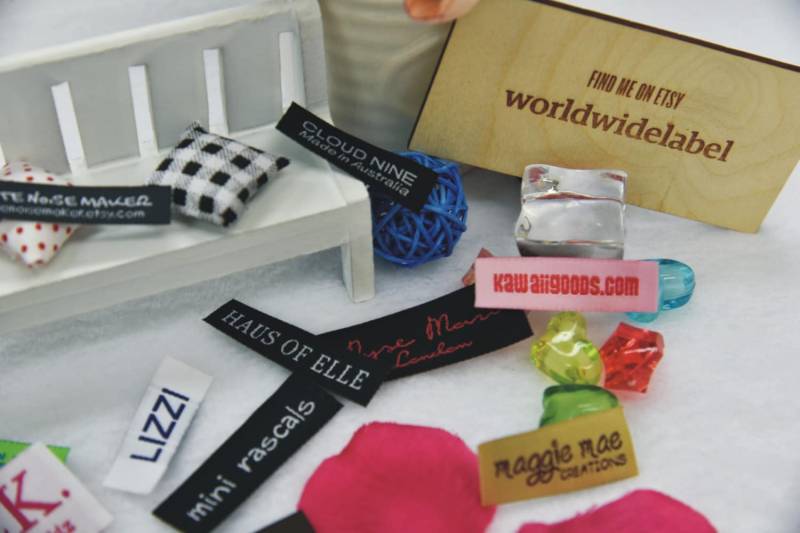 1000 Stück Benutzerdefinierte Damast-Etiketten Nur Text Kleidungsetiketten - Personalisierte Namensetiketten Freie Gestaltung Ihres Tag-Logos Mit von worldwidelabel