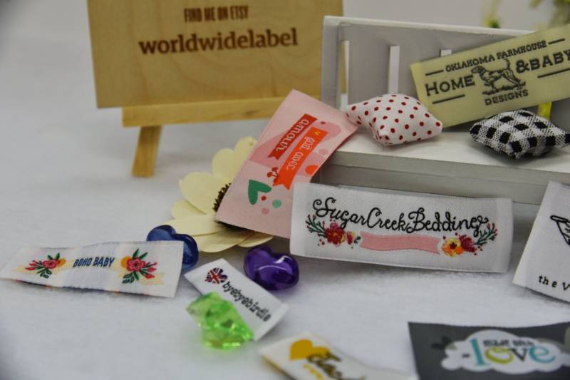 300 Benutzerdefinierte Premium Damast-Kleidungsetiketten Kunstwerk Gewebte Etiketten in 50D Die Höchste Dichte Kostenlos 5-7 Tage Express Mail von worldwidelabel