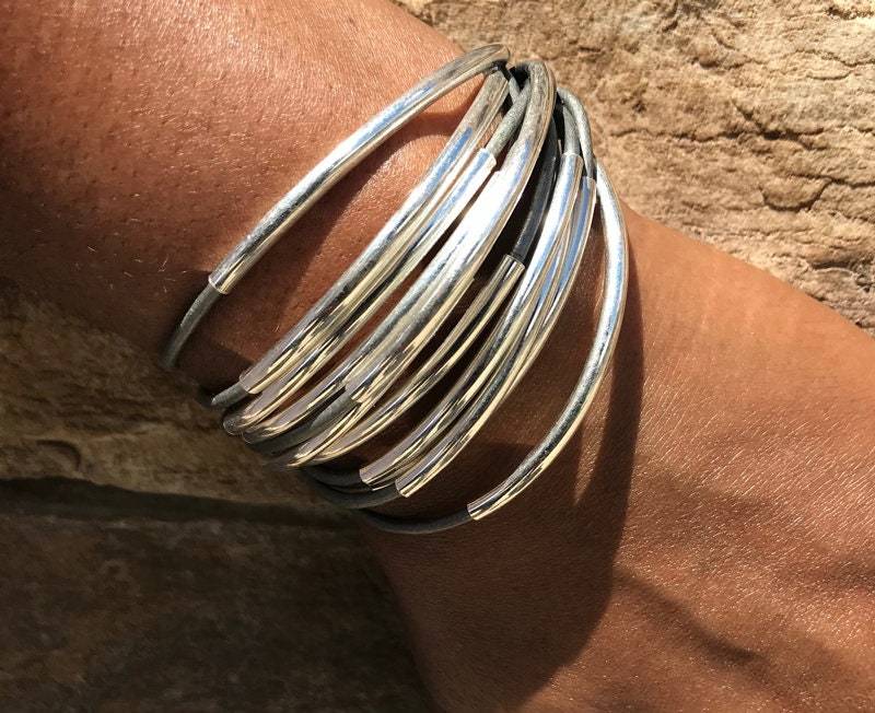 Graues Leder Wickelarmband Armband, Grau Mit Silberfarbenen Noodletubes - Lederarmband Magnetverschluss von wrapsbyrenzel