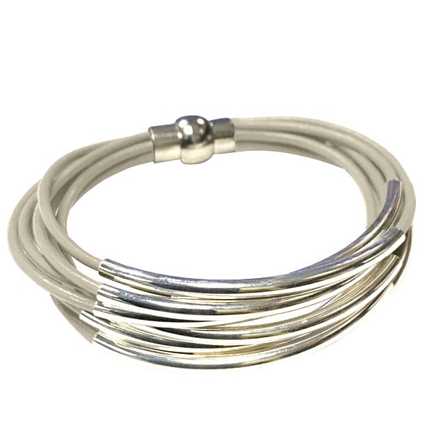 Perlenarmband | Off White Lederarmband Mit Silberröhren - Mehrstrang Armreif Damenarmband Magnetverschluss von wrapsbyrenzel