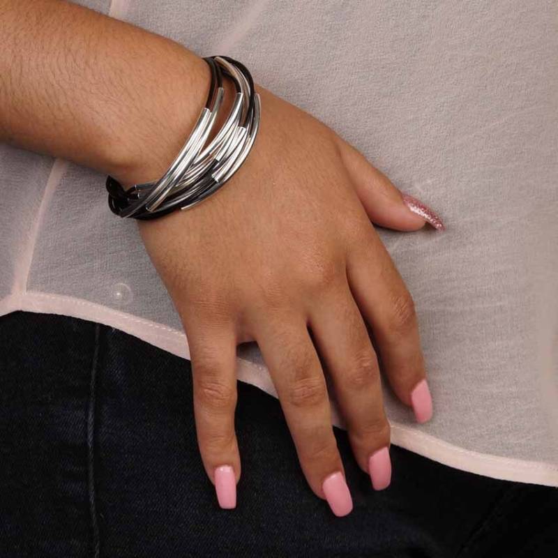 Schwarzes Leder Wickelarmband in Schwarz Mit Silber- Oder Goldfarbenen Noodletubes - Lederarmband Magnetverschluss von wrapsbyrenzel