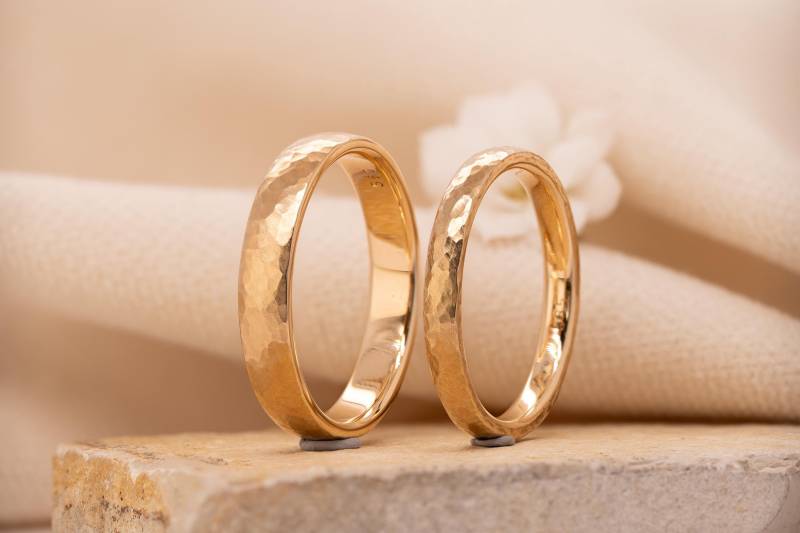 Feiner Runder Hammerschlag Eheringe, Minimalistisch Massivem 585 Gold Goldschmiede Verlobungsring Personalisiert Schlicht Elegante Trauringe von wunderwaldatelier