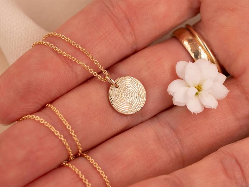 Fingerabdruck Anhänger Aus 333 585 750 Gold Handgraviert Goldschmiede Muttertag Taufe Geschenk Zur Geburt Personalisierbar Liebe Erinnerung von wunderwaldatelier