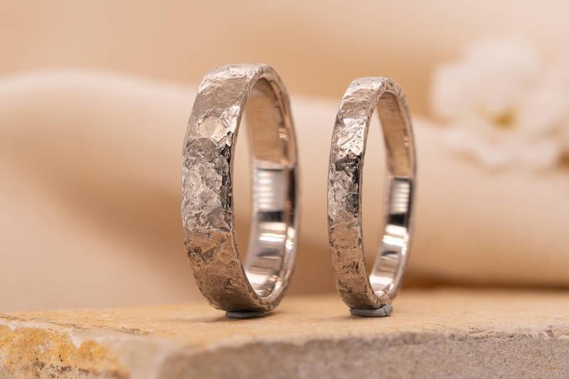 Mondgestein Eheringe Rustikal Gehämmert 585 Weißgold Massiv Goldschmied Personalisiert Einzigartig Wild Handgeschmiedet Traurringe Struktur von wunderwaldatelier