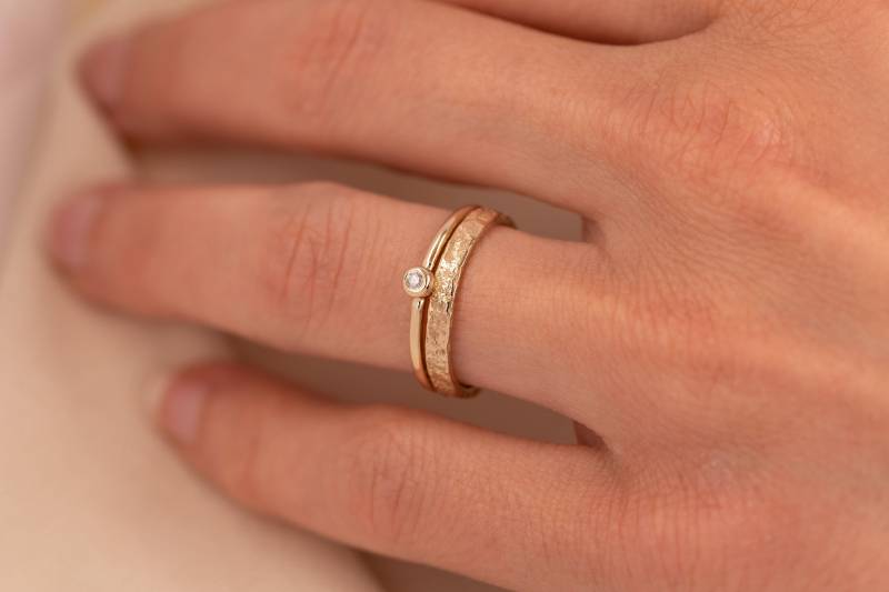 Naturstein Ring Massiv Rustikal Gehämmert Goldring 585 750 Goldschmied Verlobungsring Ehering Personalisiert Stein Struktur Organisch Wild von wunderwaldatelier