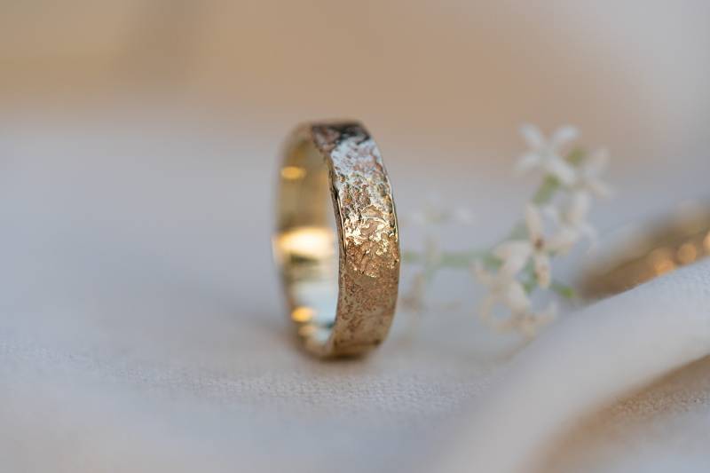 Naturstein Ring Massiv Breit Gold 585 Gelbgold Gehämmert Ehering Natur Handgeschmiedet Gravur Echtgold Partnerring Geschenk Rustikal von wunderwaldatelier