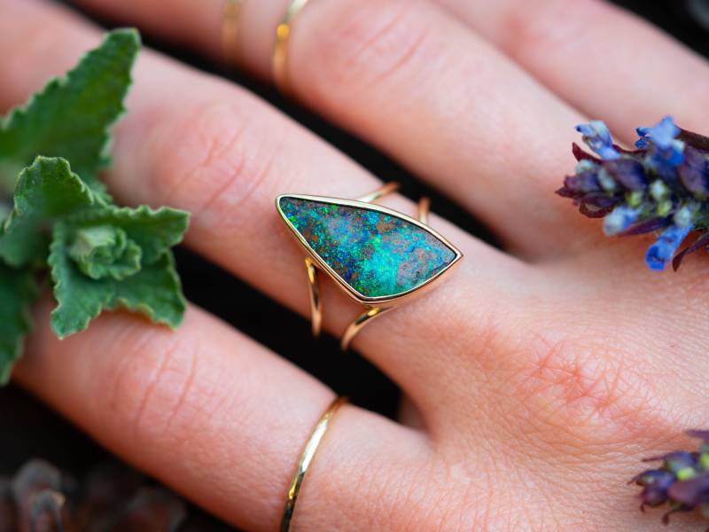 Unikat Smaragd Grüner Boulder Opal Goldring in Massivem 585 Gelbgold | 14K Mit Blauem Saphir, Natürlich, Goldschmied, Opalring, Exklusiv von wunderwaldatelier