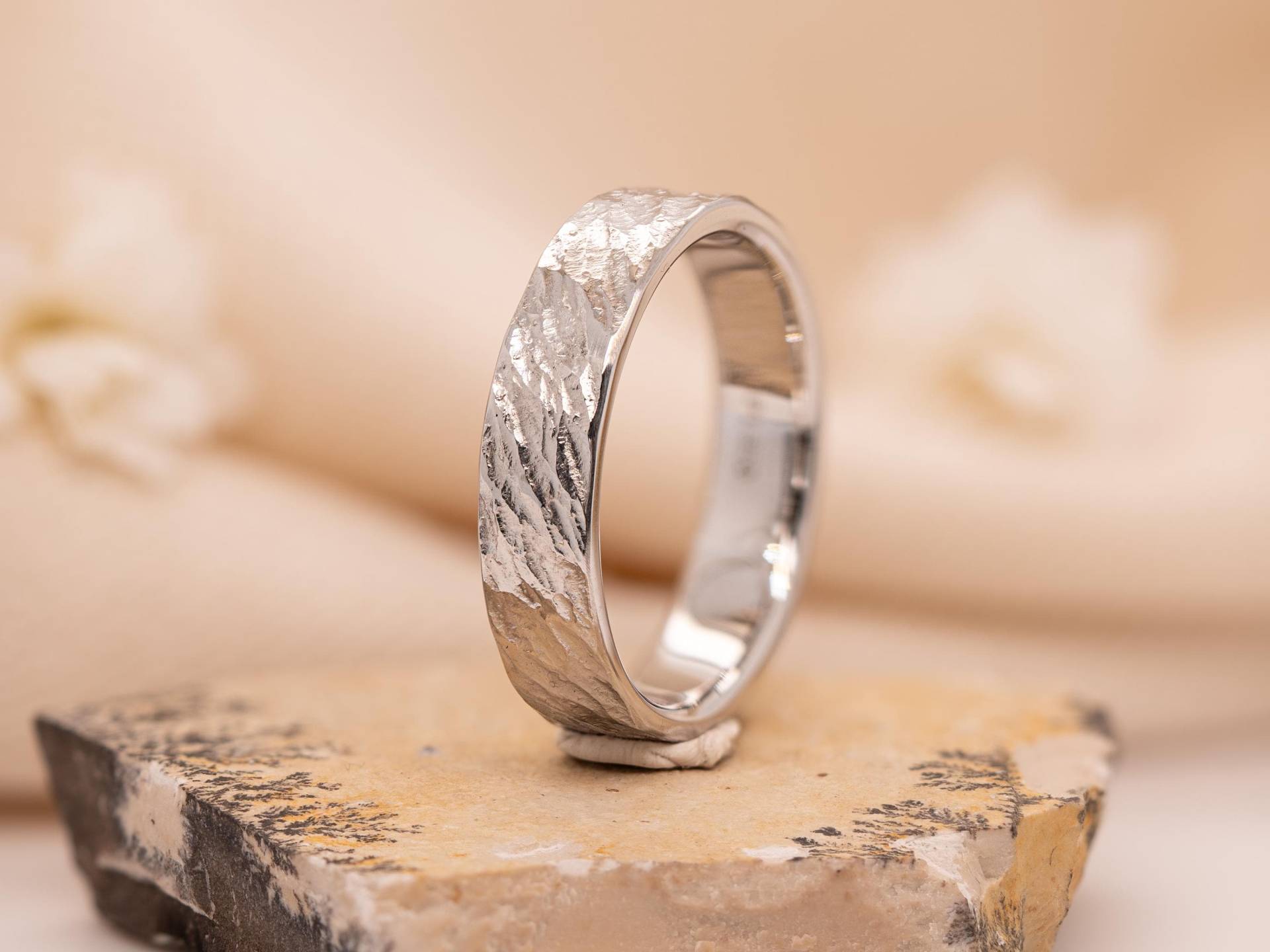 Wilder Fluss - Fließende Struktur Platinring Aus 950 Platin Goldschmiede Verlobungsring Ehering Personalisiert Gehämmert von wunderwaldatelier