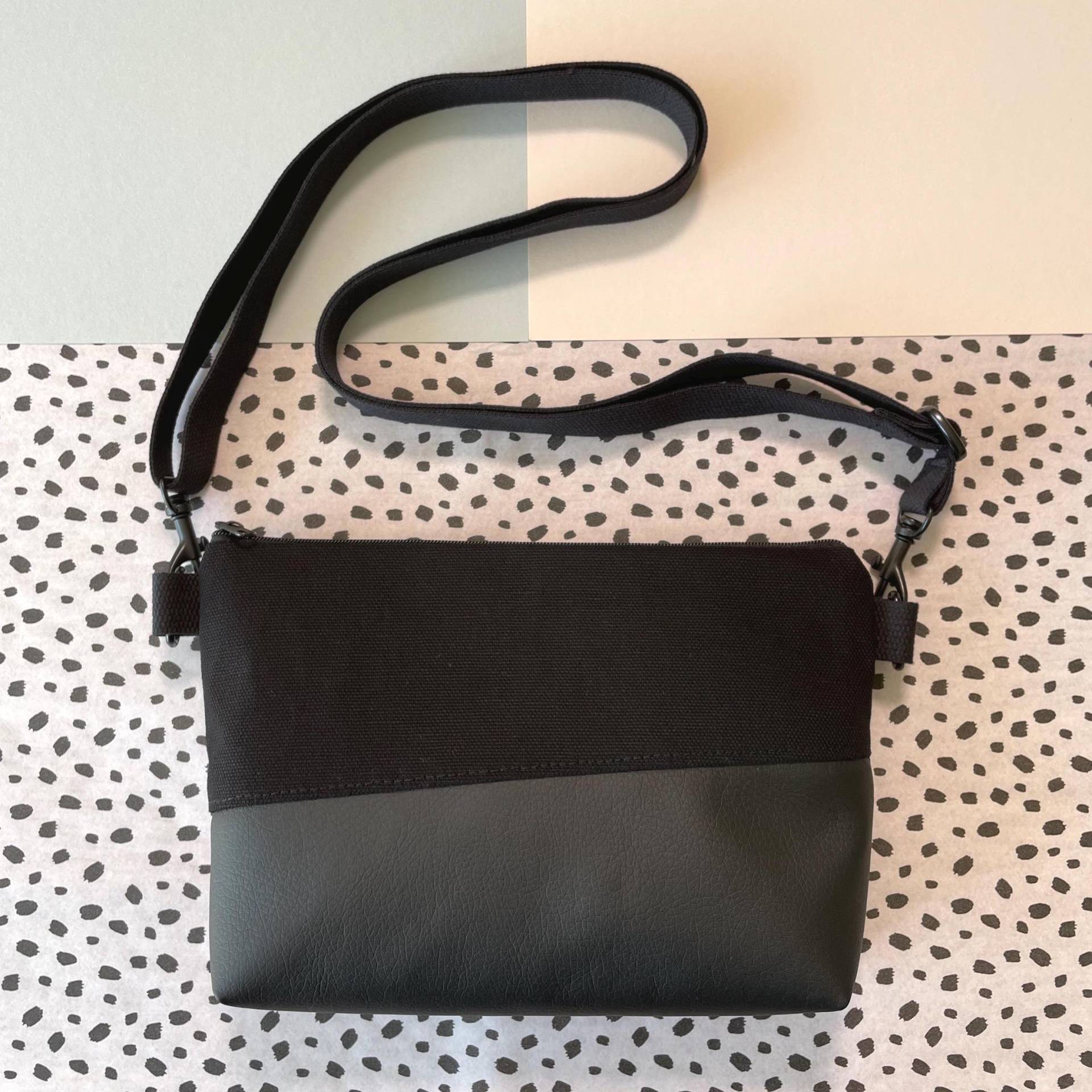 Umhängetasche Schwarz Mit Innenfach Kleine Handtasche Canvas Kunstleder Vegan Party Tasche Verstellbarer Gurt Handmade Geschenk Lilli Umhängetasche Schwarz Mit Innenfach Kleine Handtasche Canvas Kunstleder Vegan Party Tasche Verstellbarer Gurt Handmade Geschenk Lilli von wunnermooi