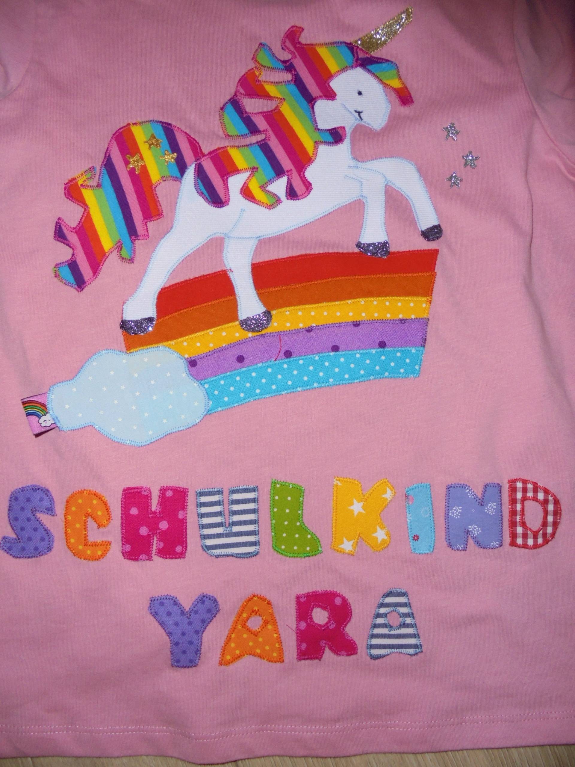 Shirt Einschulung Schulkind Einhorn Regenbogen Benäht 2021 Shirt Einschulung Schulkind Einhorn Regenbogen Benäht 2021 von wunschshirt