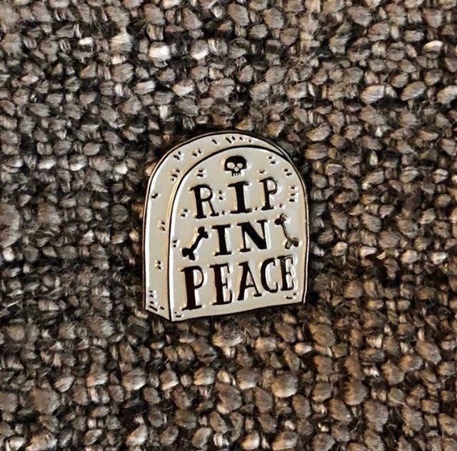 R.i.p. in Peace [Emaille Pin] von wwwhiteyyy