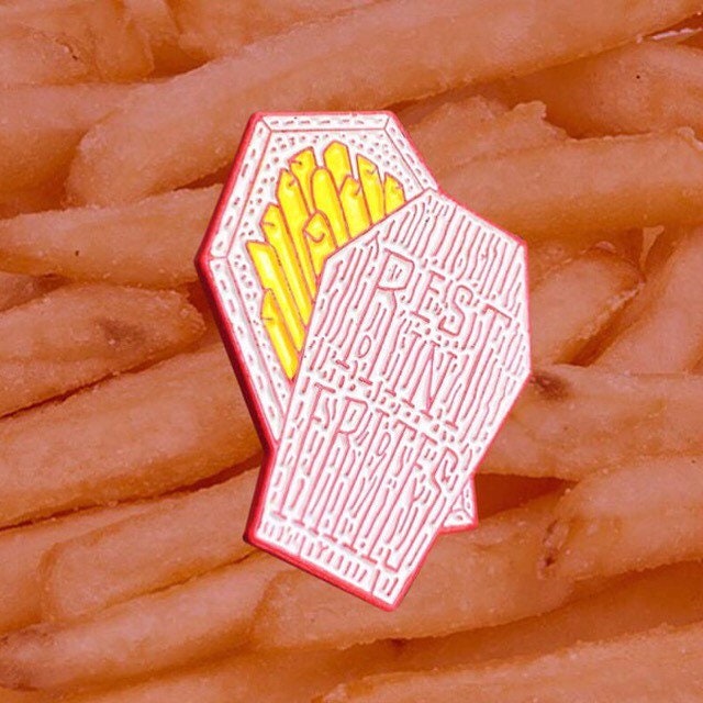 Rest in Frites [Emaille Pin] von wwwhiteyyy