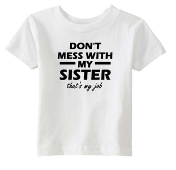 Leg Dich Nicht Mit Meiner Schwester An, Das Ist Mein Job/Meinem Bruder An | Lustiges Baby Kleinkind Jugend-Shirt von xBMcDesigns