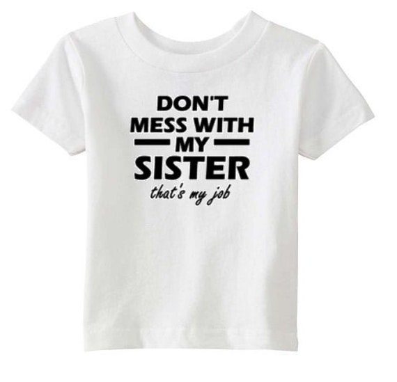 Leg Dich Nicht Mit Meiner Schwester An, Das Ist Mein Job/Meinem Bruder An | Lustiges Baby Kleinkind Jugend-Shirt von xBMcDesigns