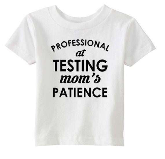 Professional At Testing Mom's Patience | Lustiges Baby/Kleinkind Jugend Shirt Professional At Testing Mom's Patience | Lustiges Baby/Kleinkind Jugend Shirt von xBMcDesigns