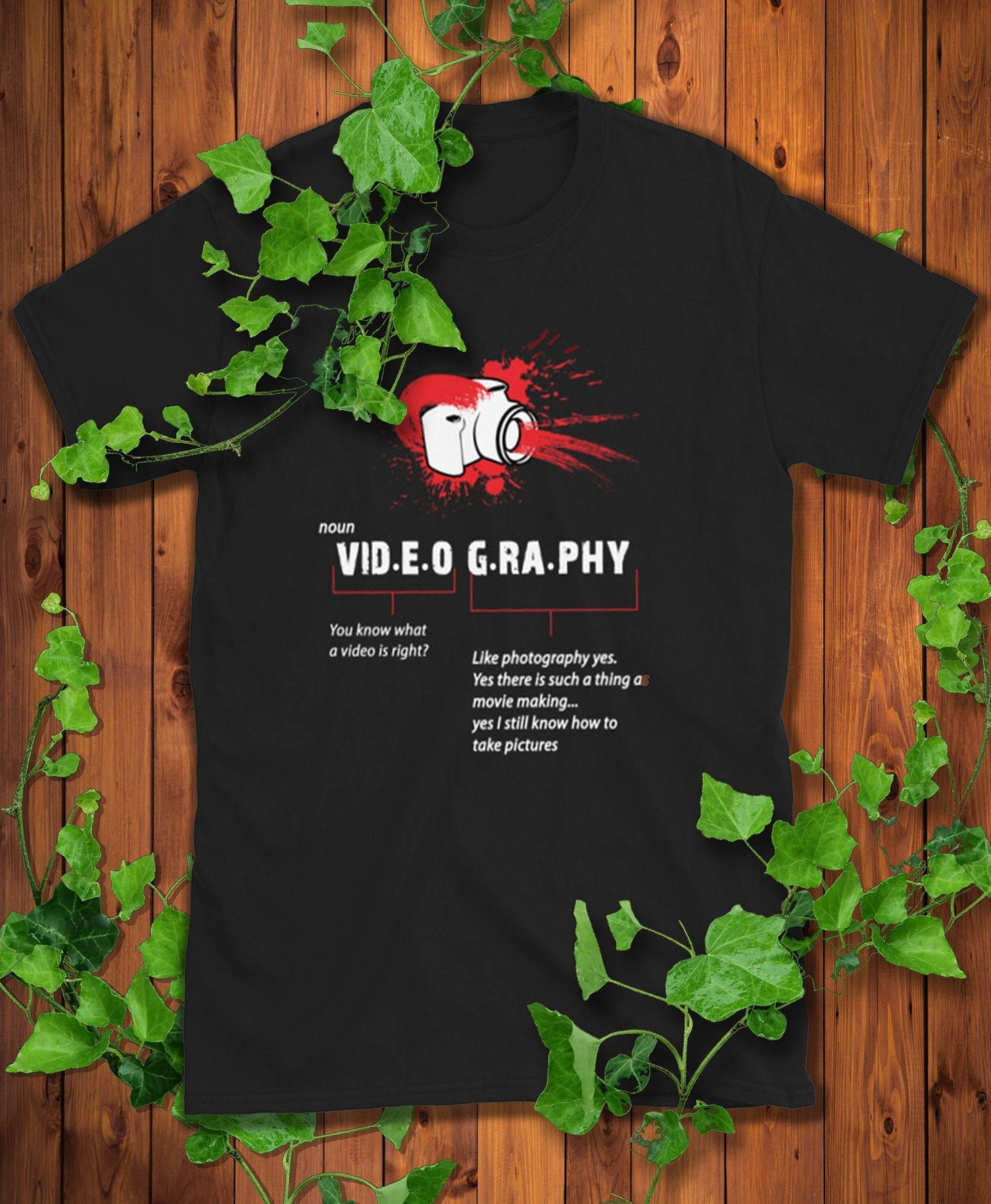 Lustig Vulgar Videografie T-Shirt | Geschenk Für Kameramann Kurzärmel-Unisex-T-Shirt Beschreibung von xGratitudeLifestyle