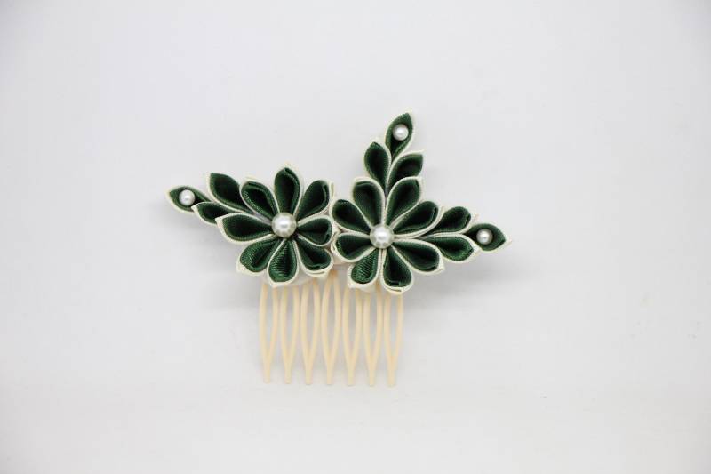 Haarkamm Nach Art Kanzashi Stoffblume Blume Aus Stoff Haarkamm Nach Art Kanzashi Stoffblume Blume Aus Stoff von xMuffinsMakery