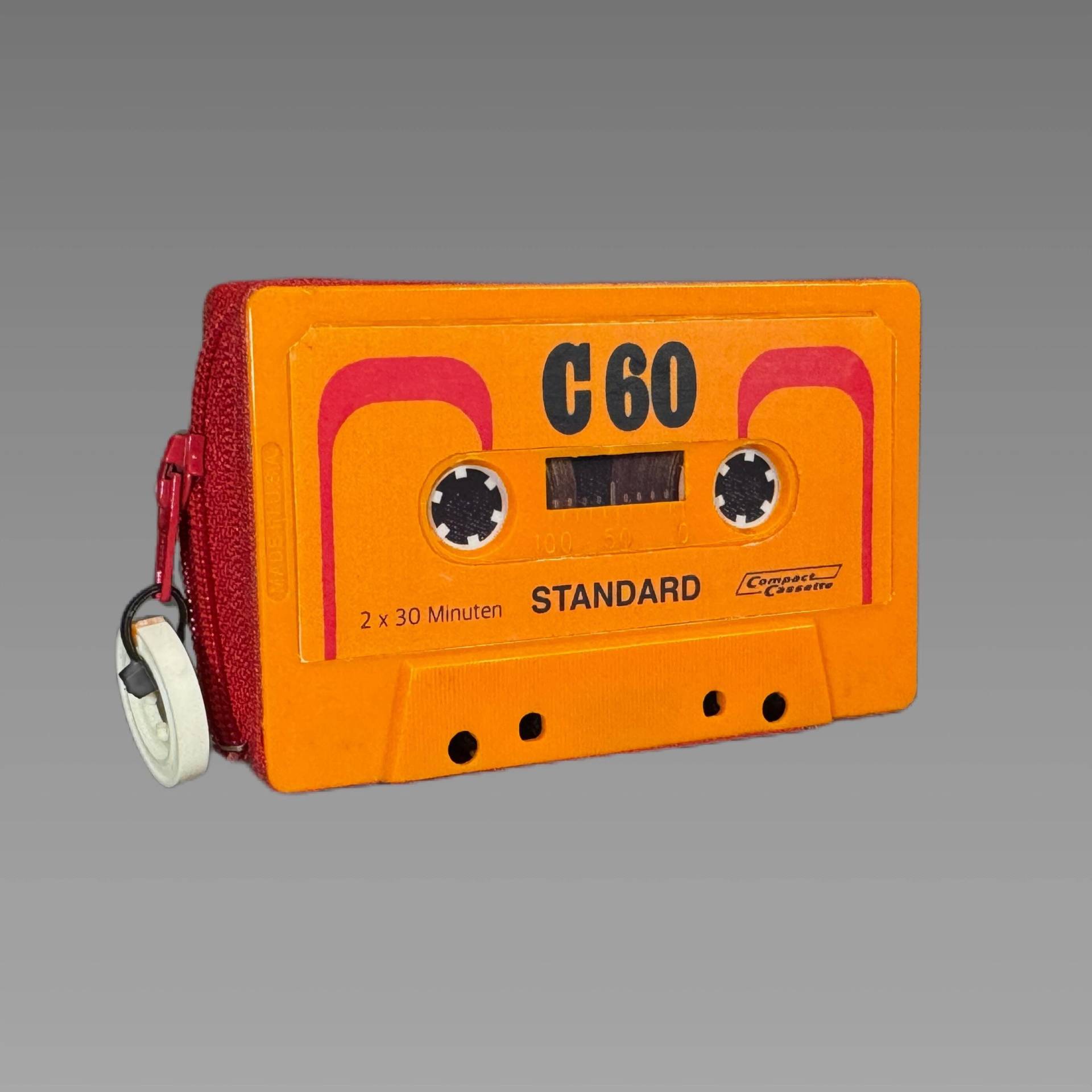 Retro Geldbörse in Orange/Rot - Handgefertigt Aus Einer Recycelten Audiokassette Retro Geldbörse in Orange/Rot - Handgefertigt Aus Einer Recycelten Audiokassette von xRETRODESiGNx