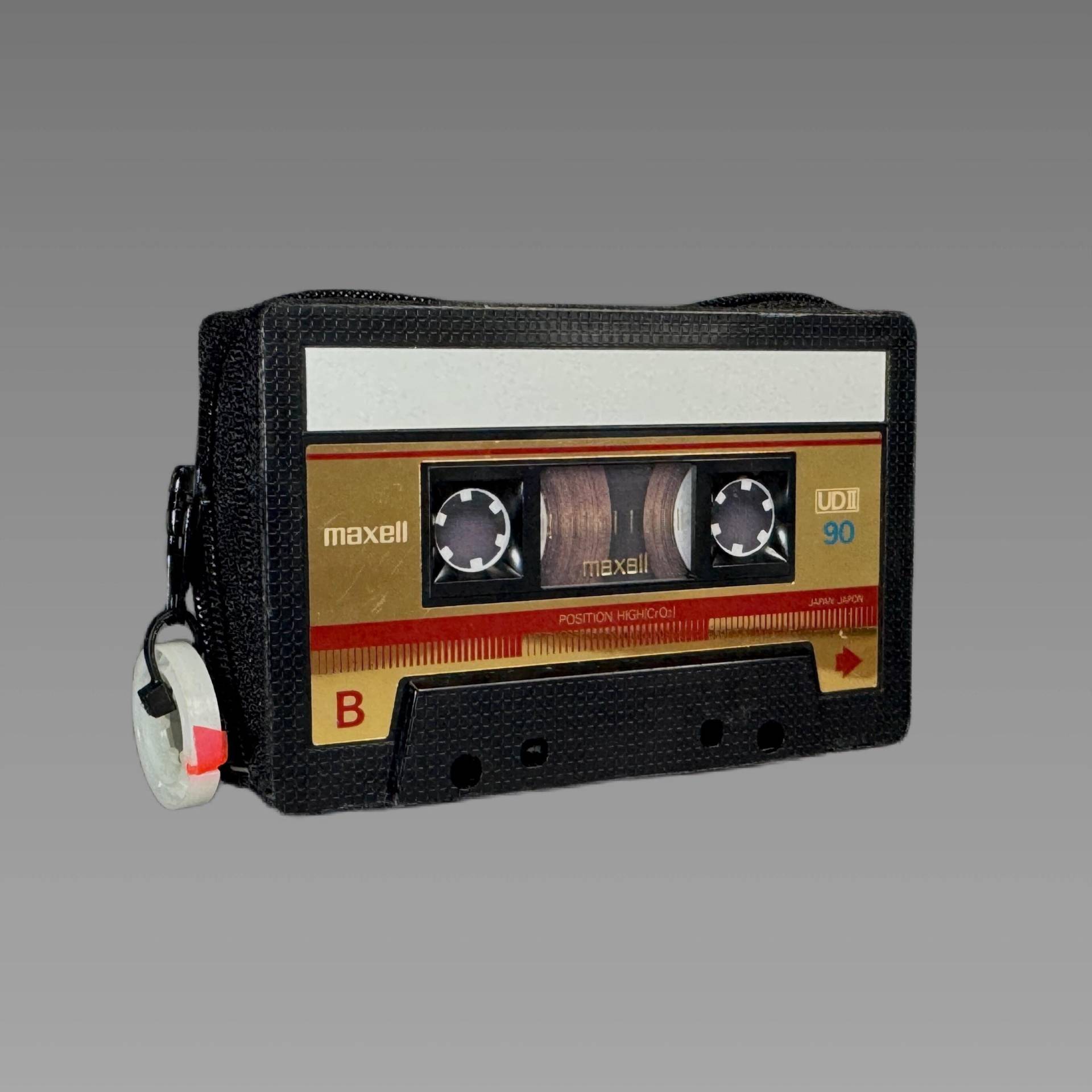 Retro Geldbörse in Schwarz/Gold - Handgefertigt Aus Einer Recycelten Audiokassette Retro Geldbörse in Schwarz/Gold - Handgefertigt Aus Einer Recycelten Audiokassette von xRETRODESiGNx