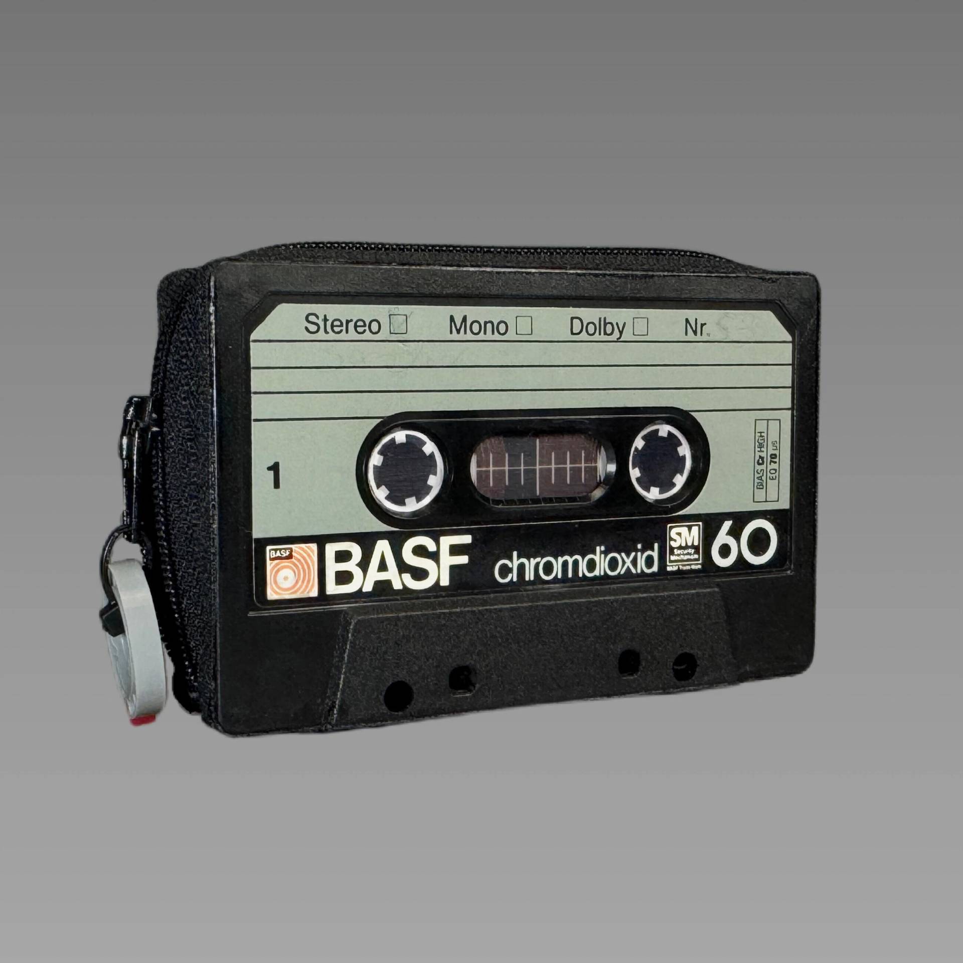 Retro Geldbörse in Schwarz/Grau - Handgefertigt Aus Einer Recycelten Audiokassette Retro Geldbörse in Schwarz/Grau - Handgefertigt Aus Einer Recycelten Audiokassette von xRETRODESiGNx