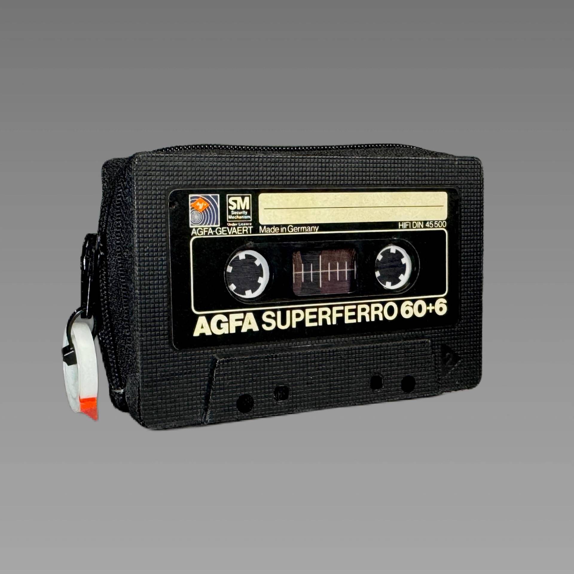 Retro Geldbörse in Schwarz - Handgefertigt Aus Einer Recycelten Audiokassette Retro Geldbörse in Schwarz - Handgefertigt Aus Einer Recycelten Audiokassette von xRETRODESiGNx