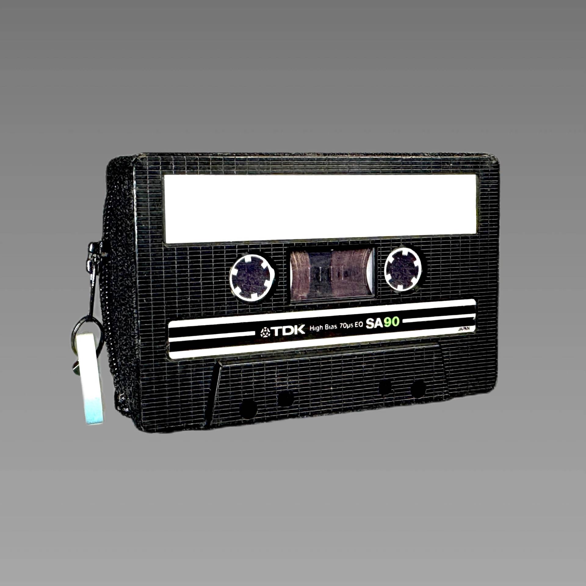 Retro Geldbörse in Schwarz - Handgefertigt Aus Einer Recycelten Audiokassette Retro Geldbörse in Schwarz - Handgefertigt Aus Einer Recycelten Audiokassette von xRETRODESiGNx