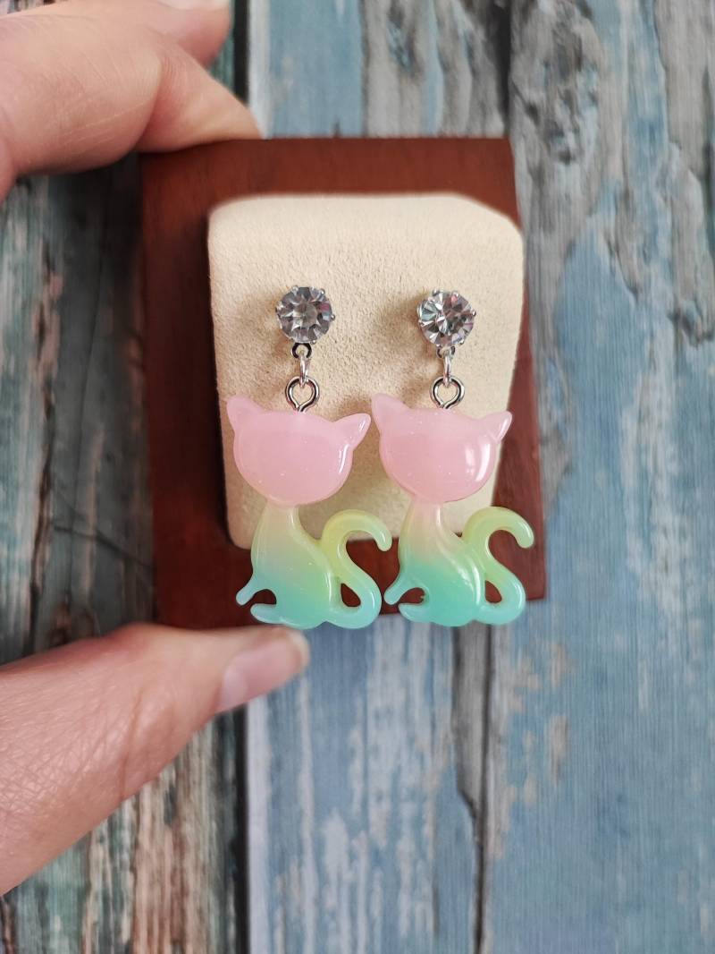 Katze Acryl Silber Strasssteine Ohrstecker Geschenk Muttertag Schwester Freundin Kollegin Frau Ostern Ohrschmuck von xTRENDYKATx