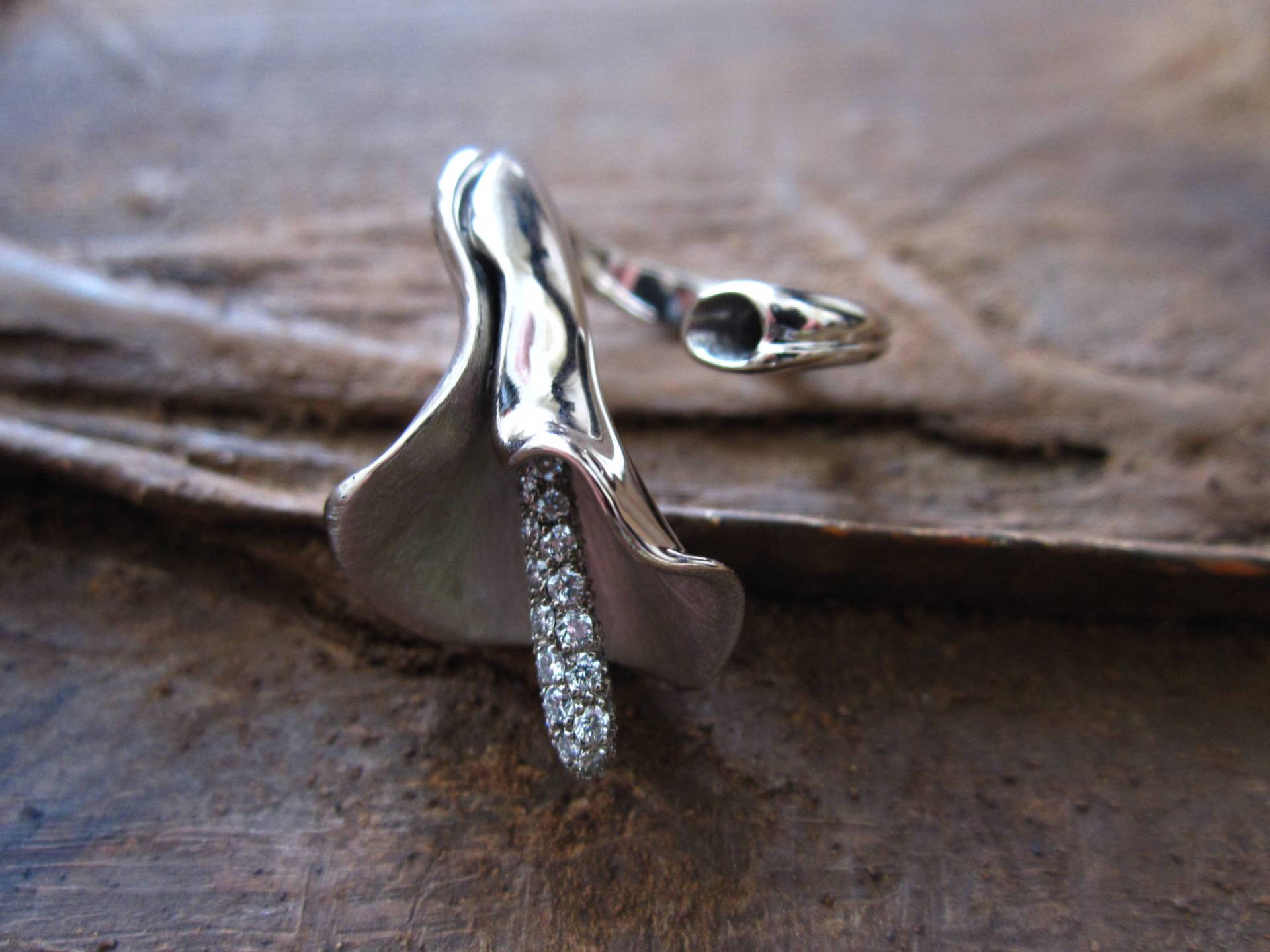 Designer-Juwel Arum Ring Aus Gold Und Diamanten Designer-Juwel Arum Ring Aus Gold Und Diamanten von xavierbcreation