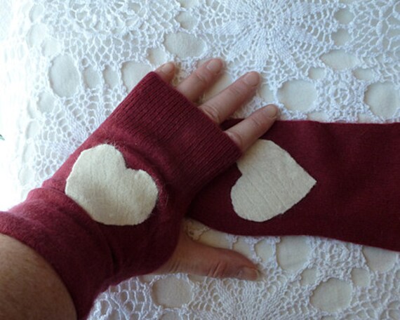 Dunkelrote Fingerlose Kaschmirhandschuhe Aus Warmem Und Gemütlichem Winterstoff Mit Weißem Herz Gefilzter Wolle von xtraimpress