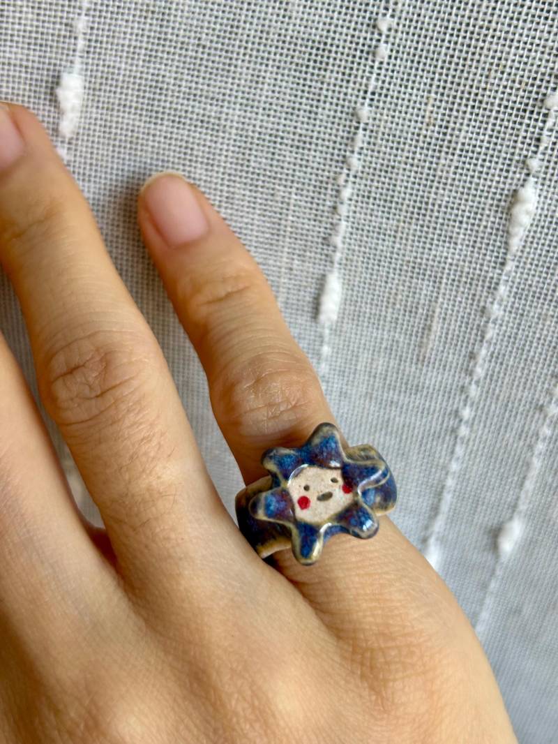 Handgemachter Smiley-Keramikring Mit Blumenband, Größe 3, 5 Handgemachter Smiley-Keramikring Mit Blumenband, Größe 3, 5 von xuan325