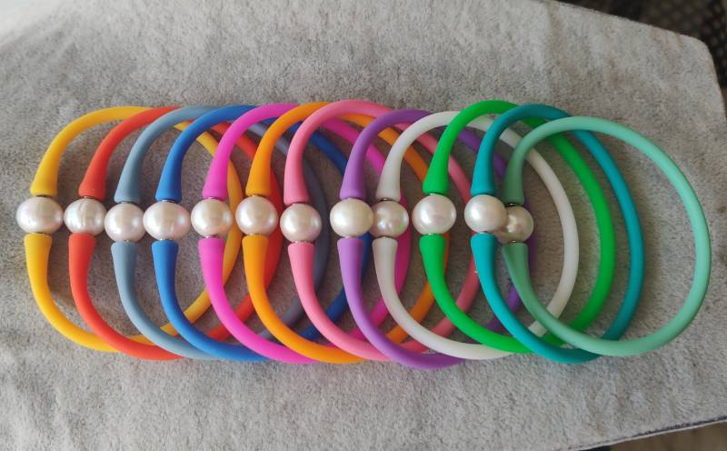 10-11 Mm Weiße Süßwasserperlen & Silikon Armband von xueyaojewelry