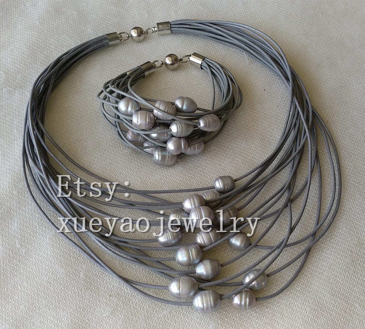Graues Lederband & Süßwasserperle Halskette Armband Set Graues Lederband & Süßwasserperle Halskette Armband Set von xueyaojewelry