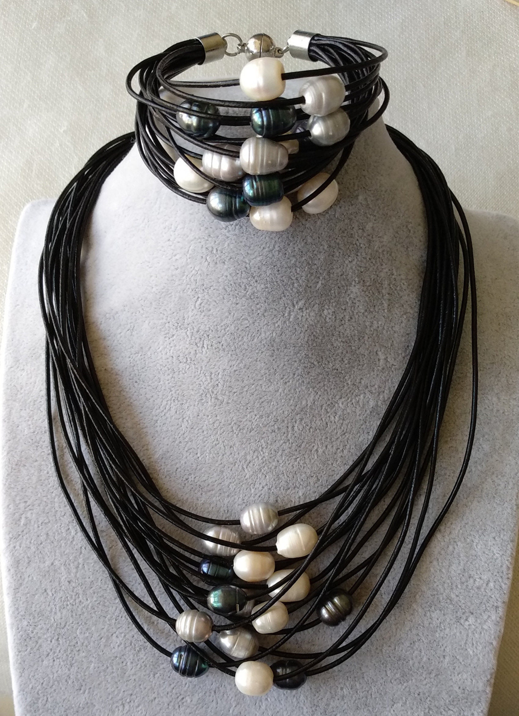Multi-strand Perlenkette Armband Set Schwarze Lederschnur, Süsswasserperlen von xueyaojewelry