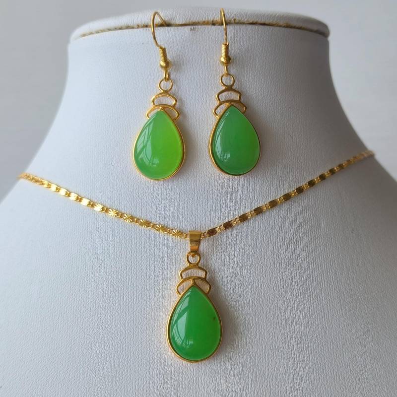 Schmuckset, Hellgrüne Jadeohrringe & Anhängerset Schmuckset, Hellgrüne Jadeohrringe & Anhängerset von xueyaojewelry