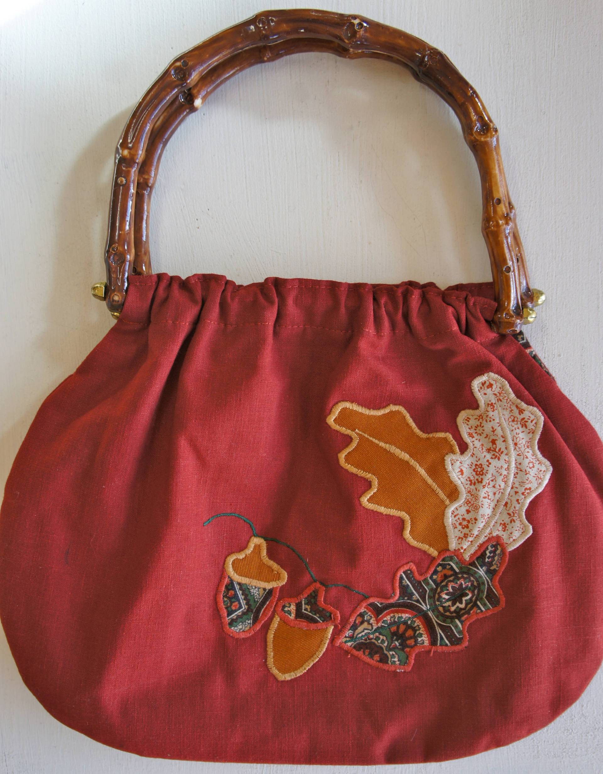 1970Er Jahre Bambus Henkelgriff Handtasche Bestickt Mit Blätter Paisley Muster 1970Er Jahre Bambus Henkelgriff Handtasche Bestickt Mit Blätter Paisley Muster von xxOldGoldxx