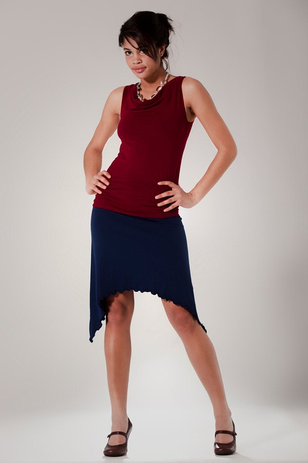 Mittellanger Eclipse Bio-Rock Mit Spitzem Saum Mittellanger Eclipse Bio-Rock Mit Spitzem Saum von xylemclothing
