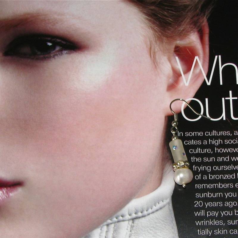 Weiße Süßwasserperle Und Swarovski Component Tube Hängeohrringe, Stapelohrringe, Perlenschmuck, Ohrringe, Brautjungfer Geschenk, Mutter Der Braut Weiße Süßwasserperle Und Swarovski Component Tube Hängeohrringe, Stapelohrringe, Perlenschmuck, Ohrringe, Brautjungfer Geschenk, Mutter Der Braut von yaffa