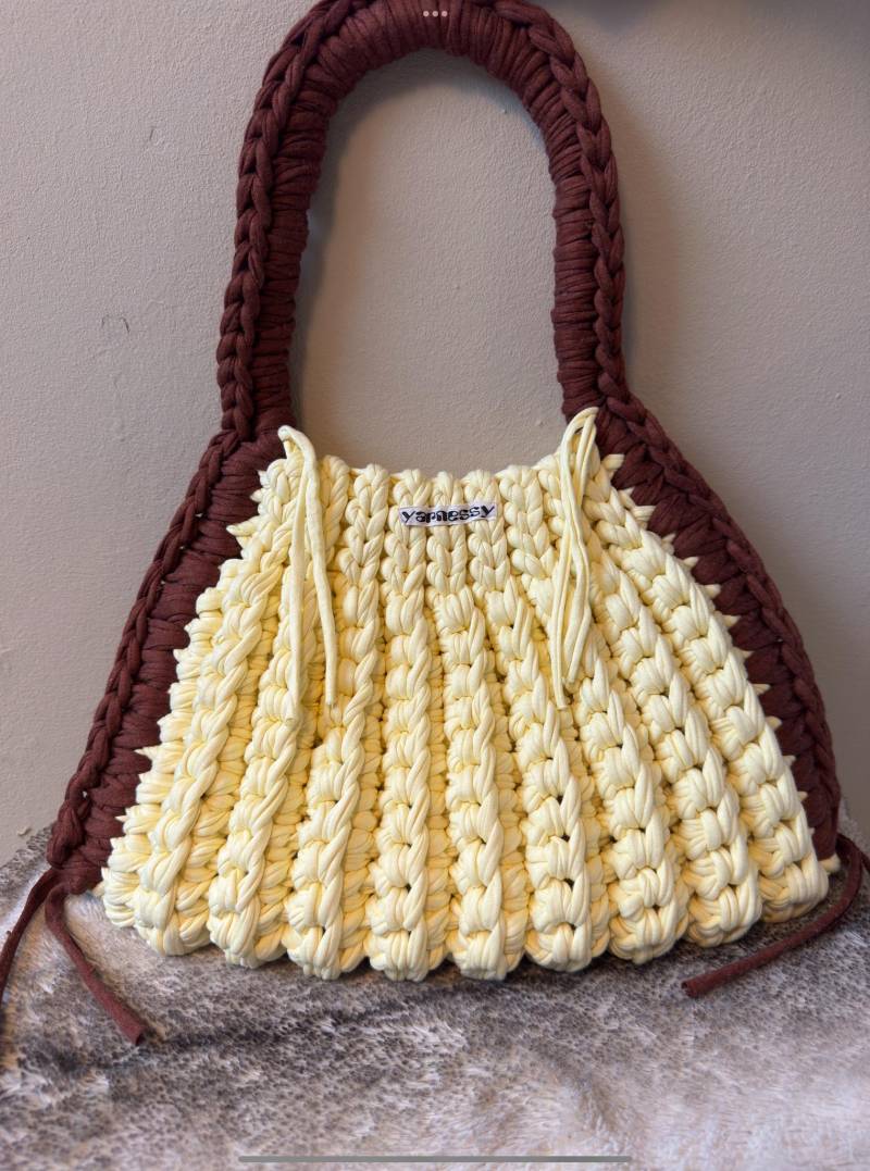 Gehäkelte Handtasche Aus Recyceltem T-Shirt Garn von yarnessy