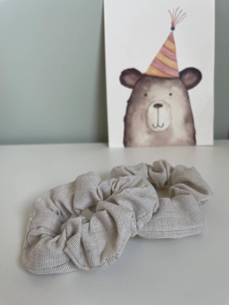 Handgemachter Scrunchie in Hellem Beige | Haarband Geschenk Baumwolle Haaraccessoire Für Damen Handmade Besonders Ressourcenschonend von yarnice