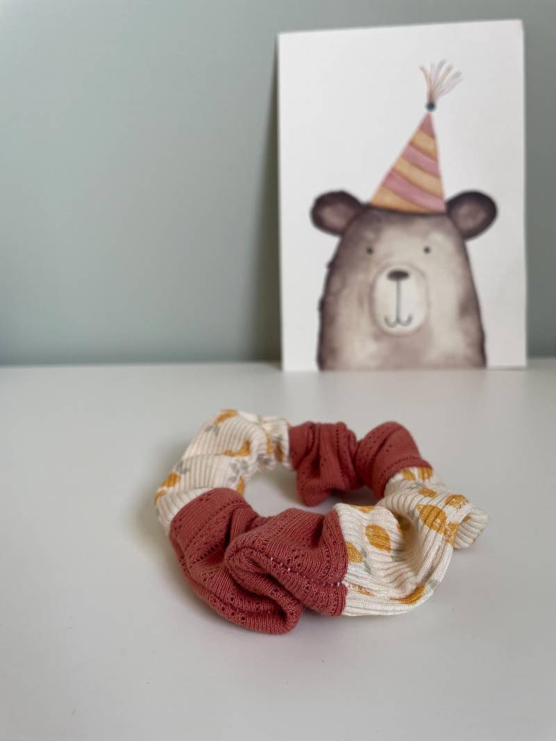 Handgemachter Scrunchie in Rot & Gelb Mit Zitronen | Geschenk Für Freundinnen Haaraccessoire Handmade Upcycled Und Ressourcenschonend von yarnice