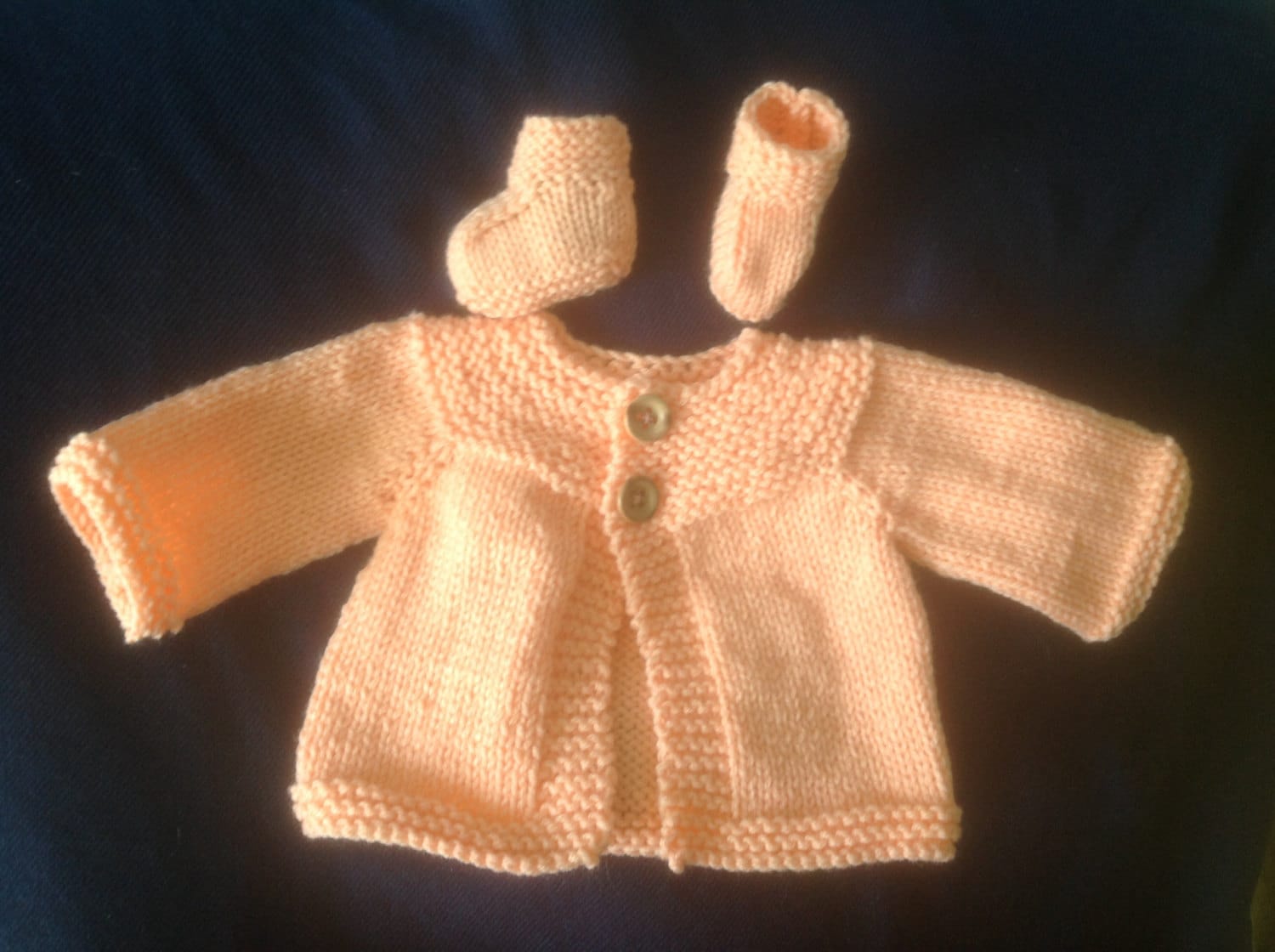 Hand Gestrickte Pfirsich Neugeborenen Pullover-Satz Hand Gestrickte Pfirsich Neugeborenen Pullover-Satz von yarnwisz