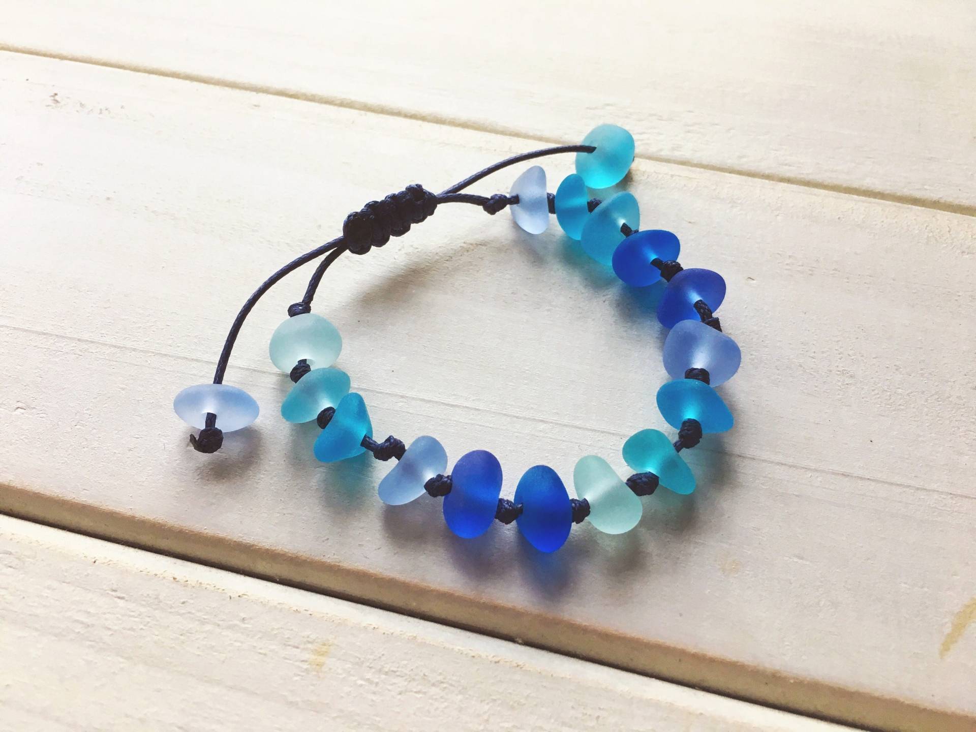 Handgemachte Blaue Seeglas Armband, Verstellbare Schnurknoten Sennit Strand Glasschmuck, Marine Stil Schmuck von yellowcentaury