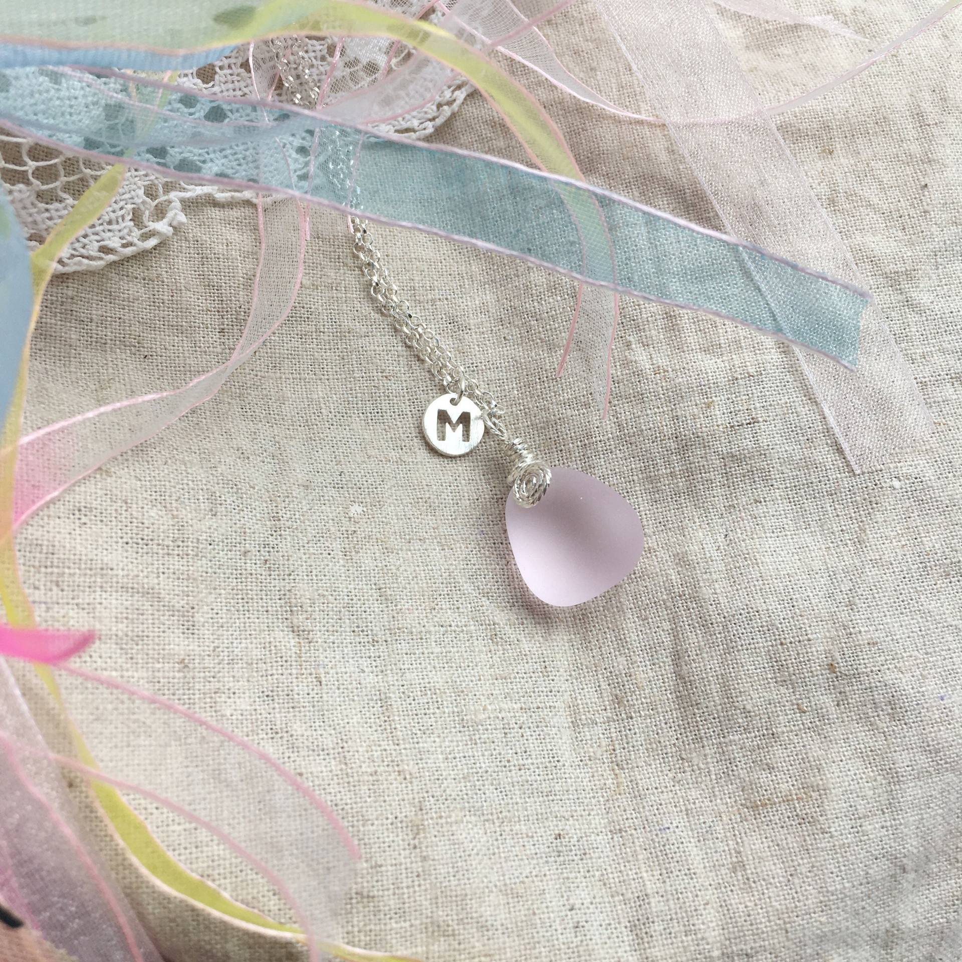 Handgemachte Sterling Silber Rosa Seeglas Halskette, Personalisierter Anfangsbuchstabe Name Anhänger, Verstellbarer Strand Glasschmuck von yellowcentaury