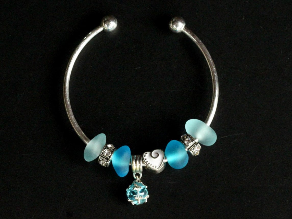 Handgemachtes Blaues Meeresstrand Glasperlen Armband Armreif von yellowcentaury