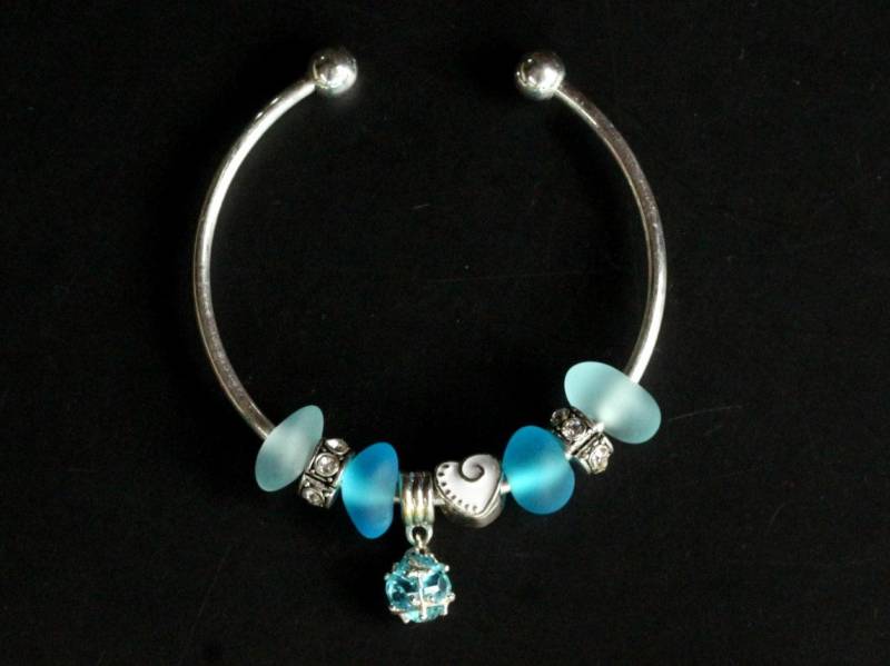 Handgemachtes Blaues Meeresstrand Glasperlen Armband Armreif Handgemachtes Blaues Meeresstrand Glasperlen Armband Armreif von yellowcentaury
