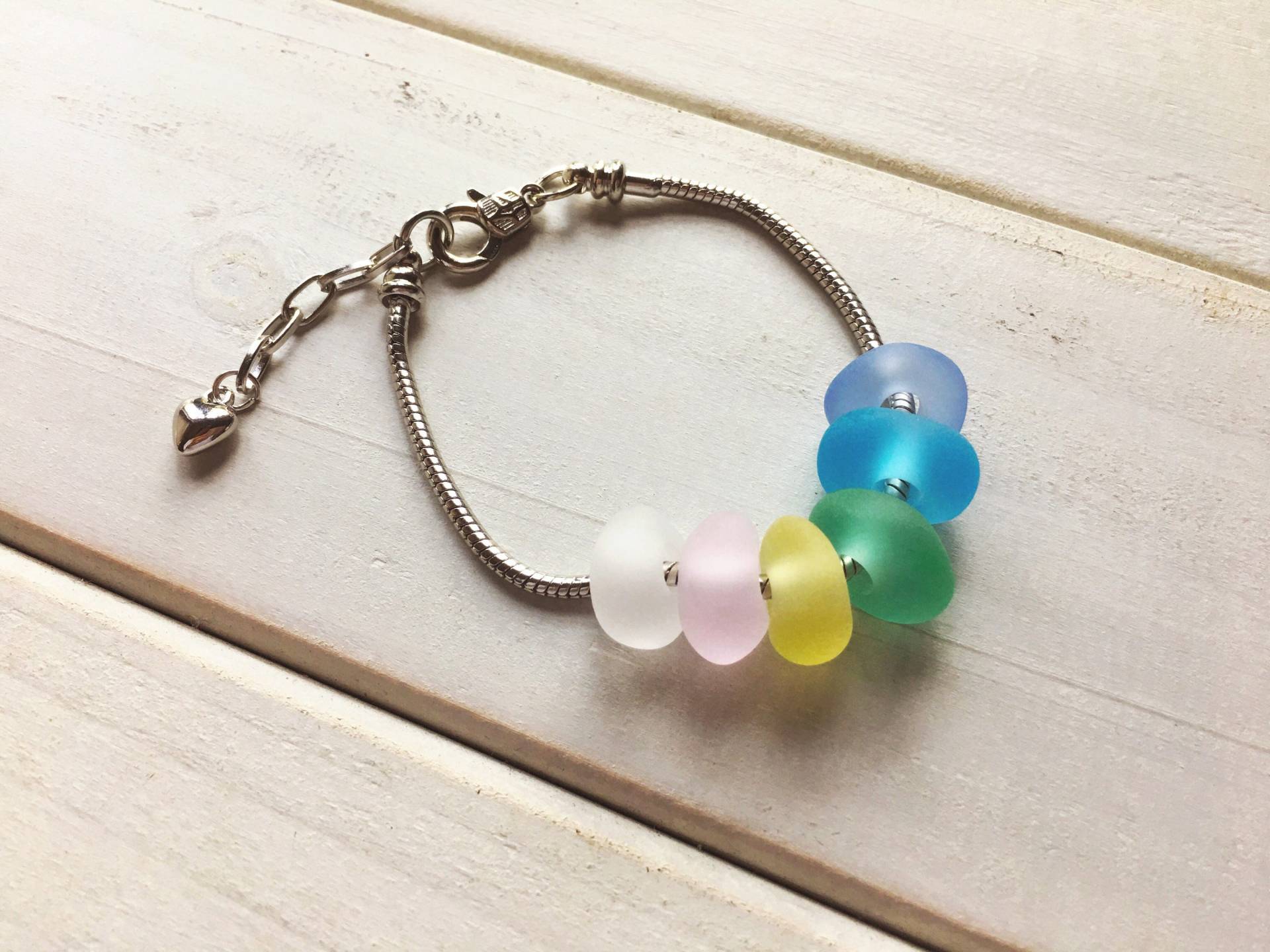 Handgemachtes Macaron Style Regenbogen Seeglas Armband, Verstellbares Gestricktes Legierungskettenarmband, Seeglasschmuck, Strandglas, Meeresschmuck von yellowcentaury