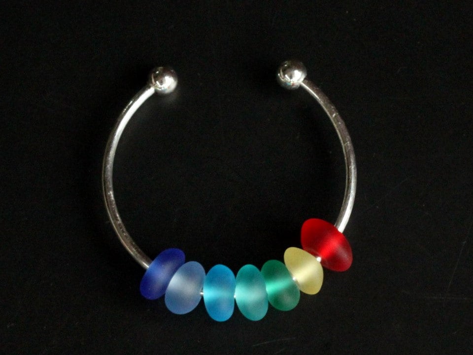 Handgemachtes Regenbogen Meer Strand Glasperlen Armband Armreif von yellowcentaury